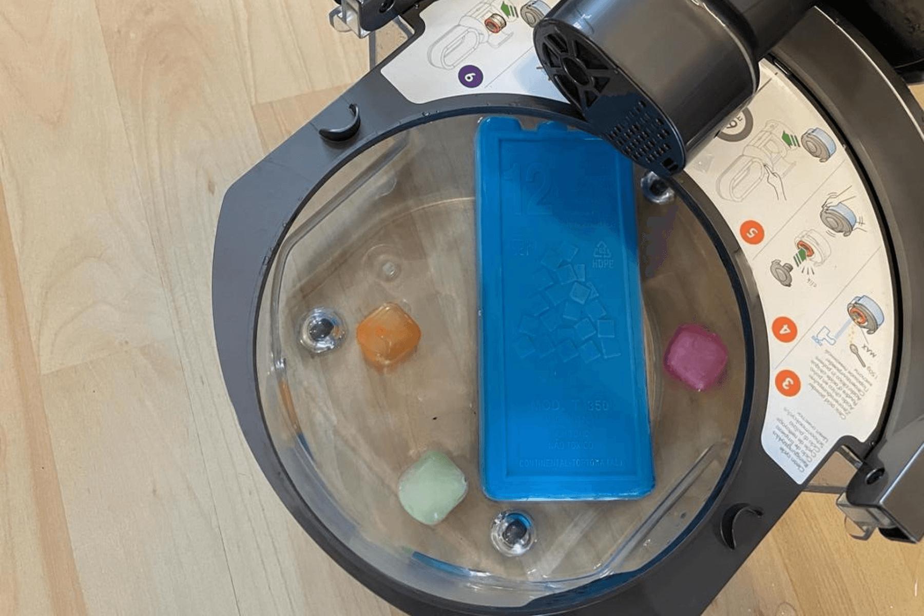 Im Wassertank des Ventilators mit Wasserkühlung im Test befinden sich Eiswürfel und Kühlakkus.